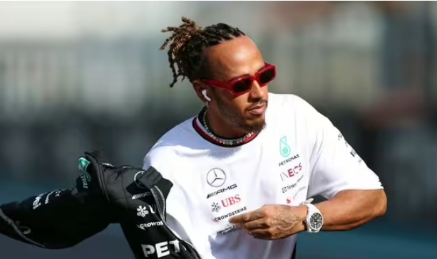 Lewis Hamilton details chats with engineers as Mercedes left ‘demoralised’