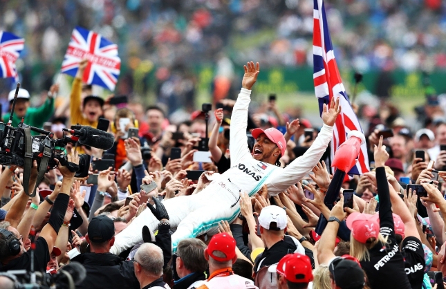 Hamilton fans stunned after surprise signing session