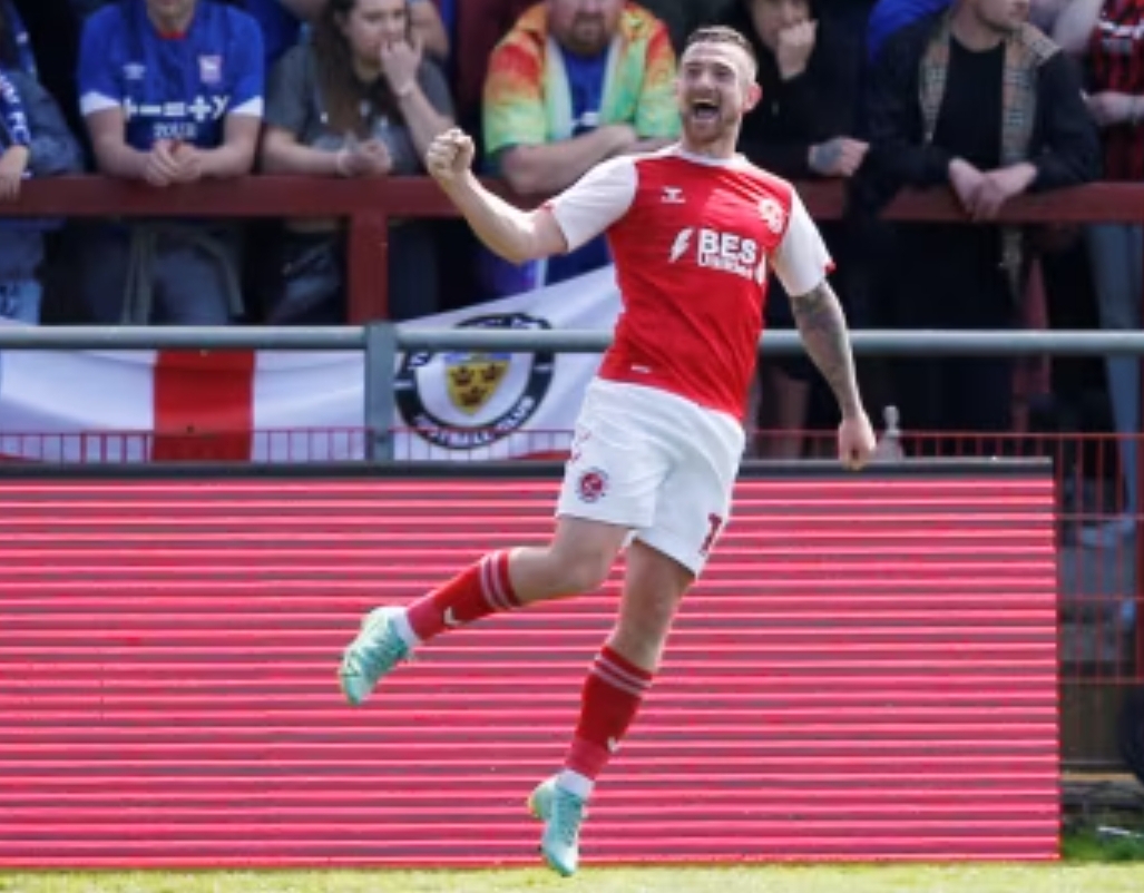 Phil Parkinson will have his hands full” – Pundit reacts as Wrexham complete Jack Marriott signing