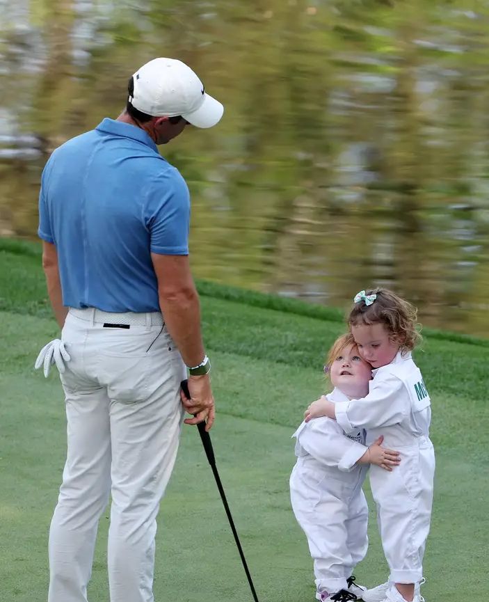 Rory’s daughter, Poppy, with her friend Ivy Lowry at last year’s Par 3 Contest. 💛