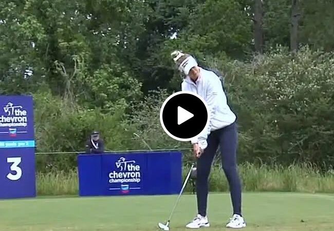 Leading by one and firing at pins 🔥  Nelly Korda is looking to make history at The Chevron Championship Full video below 👇👇