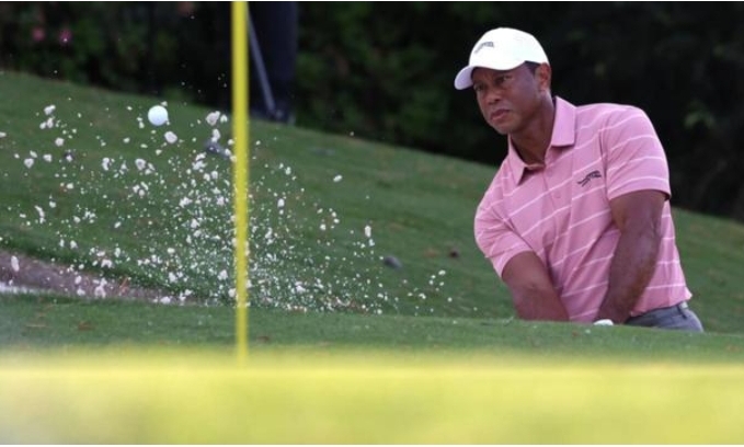 Tiger defies aches, pains, poor light on Masters quest