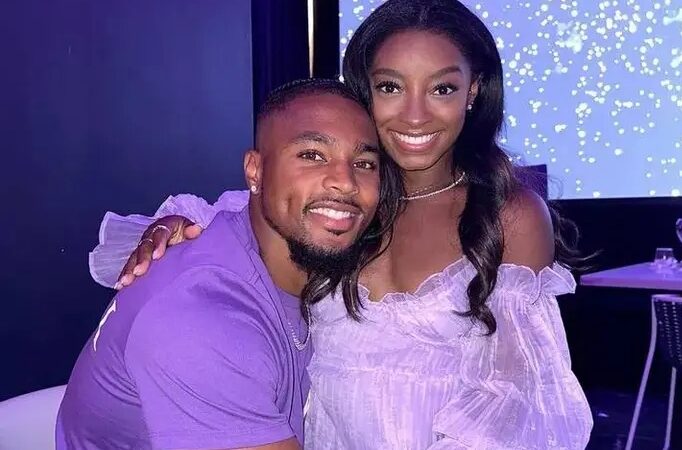 Simone Biles’ Husband Jonathan Owens Kisses Wife as She Becomes the Most Decorated U.S. Gymnast in Olympic History