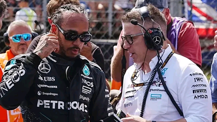 Lewis Hamilton’s Mercedes race engineer makes decision on joining him at Ferrari after…. full details below 👇 👇