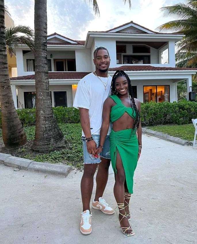 Just now:Jonathan Owens won big in his first NFL game and then immediately bought Simone Biles a lavish house in Texas as a wedding gift. Full details below 👇 👇