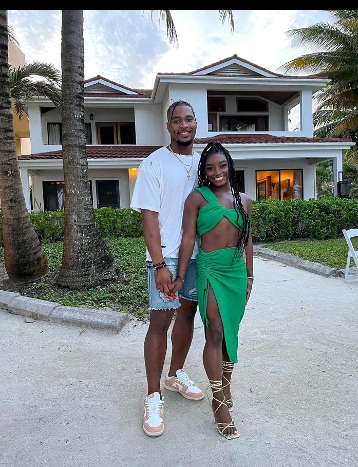 Jonathan Owens won big in his first NFL game and then immediately bought Simone Biles a lavish house in Texas as a wedding gift. Full details below👇👇