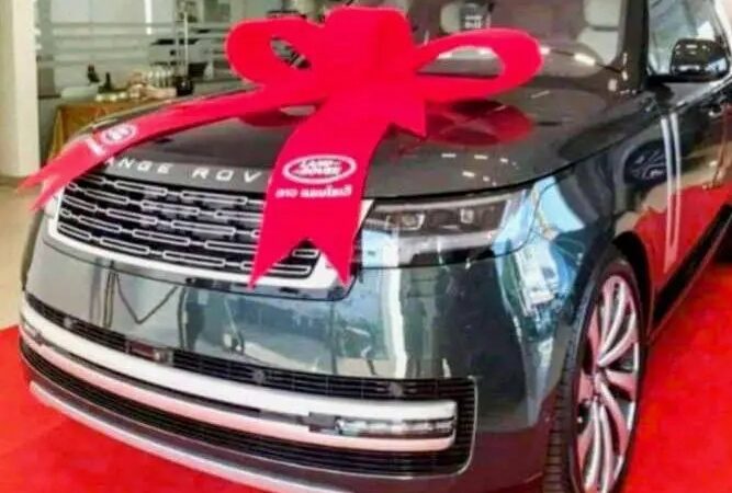 breaking news; congratulations to Simone Biles as she has gifted a brand new range Rover 2024 model by famous golfer