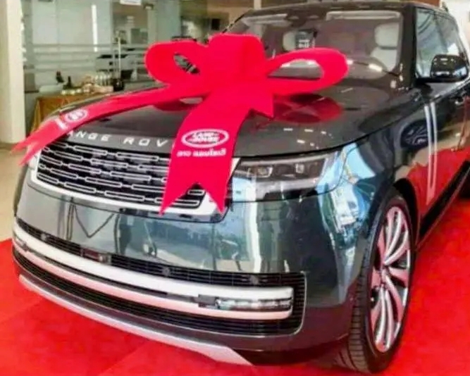 breaking news; congratulations to Simone Biles as she has gifted a brand new range Rover 2024 model by famous golfer